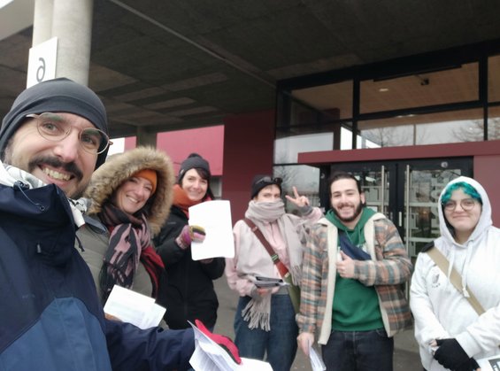 Diffusion intersyndicale de tract sur le campus des Cézeaux