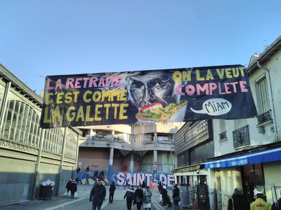 banderole au dessus du marché de Saint-Denis (93)